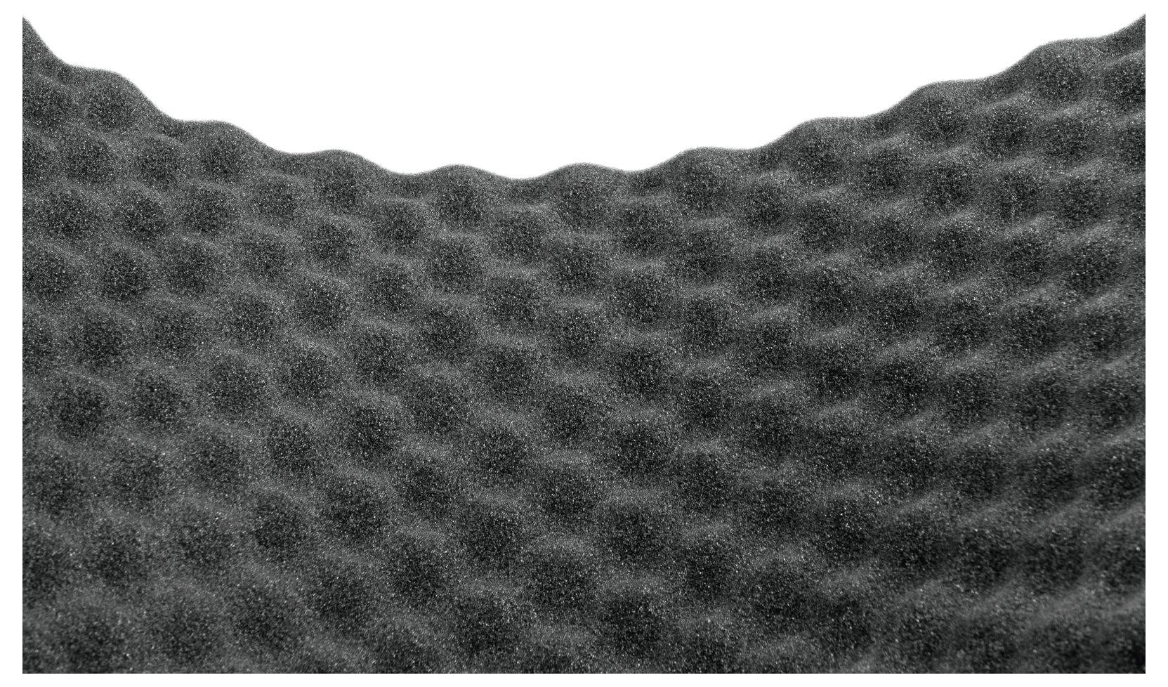 Črna penasta podloga z valovito površino, ki nudi zvočno izolacijo.