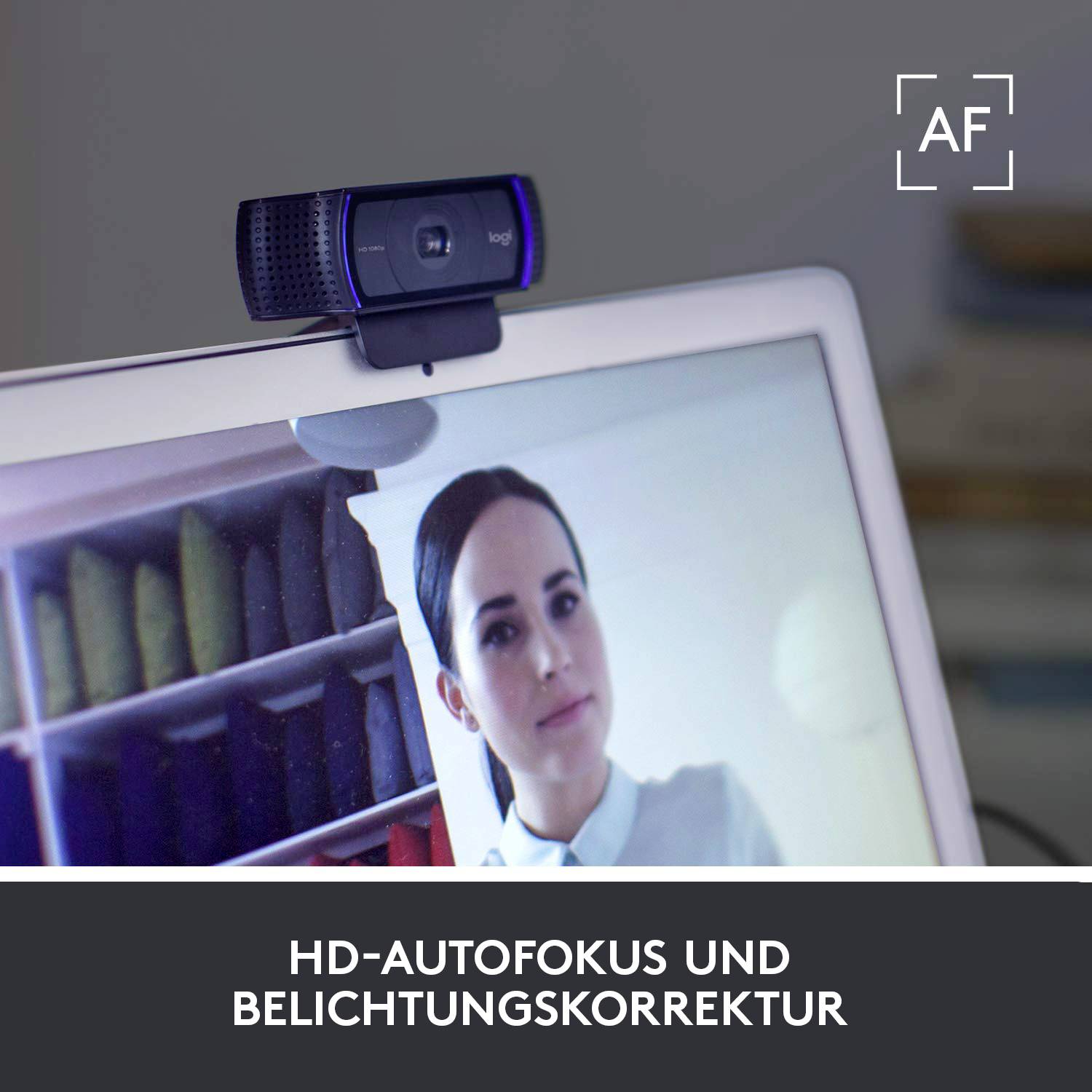 Spletna kamera na monitorju prikazuje žensko. Besedilo spodaj: 'HD-samodejno ostenje in korekcija osvetlitve'.