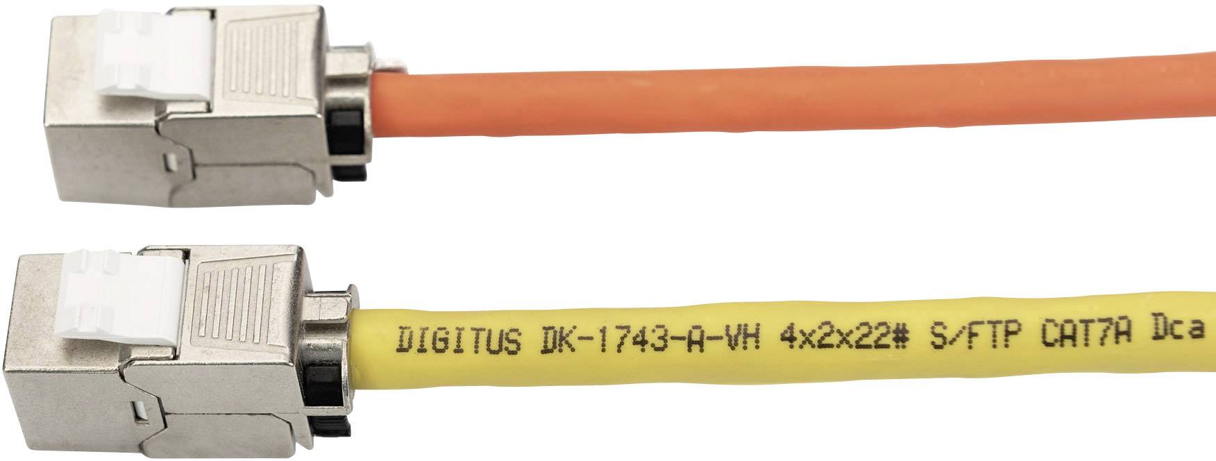 Dva eternet kabla, eden oranžen, drugi rumen, oba z kovinskimi priključki. Rumeni kabel ima napis 'DIGITUS CAT7A'.