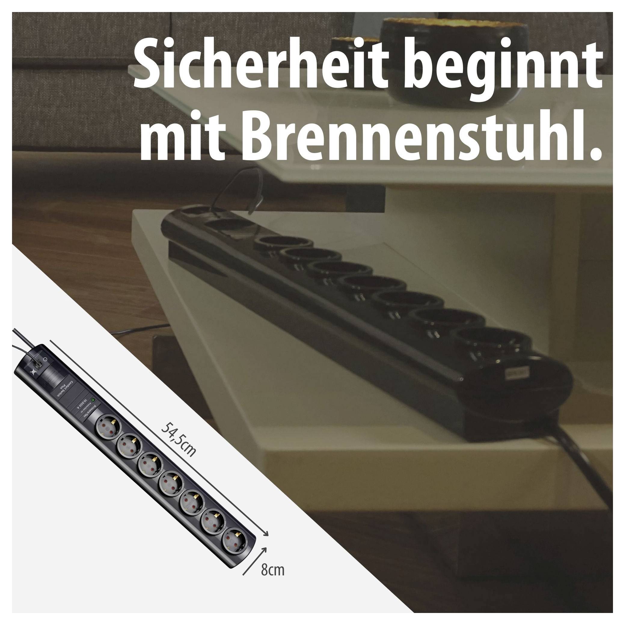 Ogljevano sliko črne Brennenstuhl-razdelilne prikljačnice na komodi; besedilo: 'Varnost se začne s Brennenstuhlo.' z merami 54,5 cm in 8 cm.