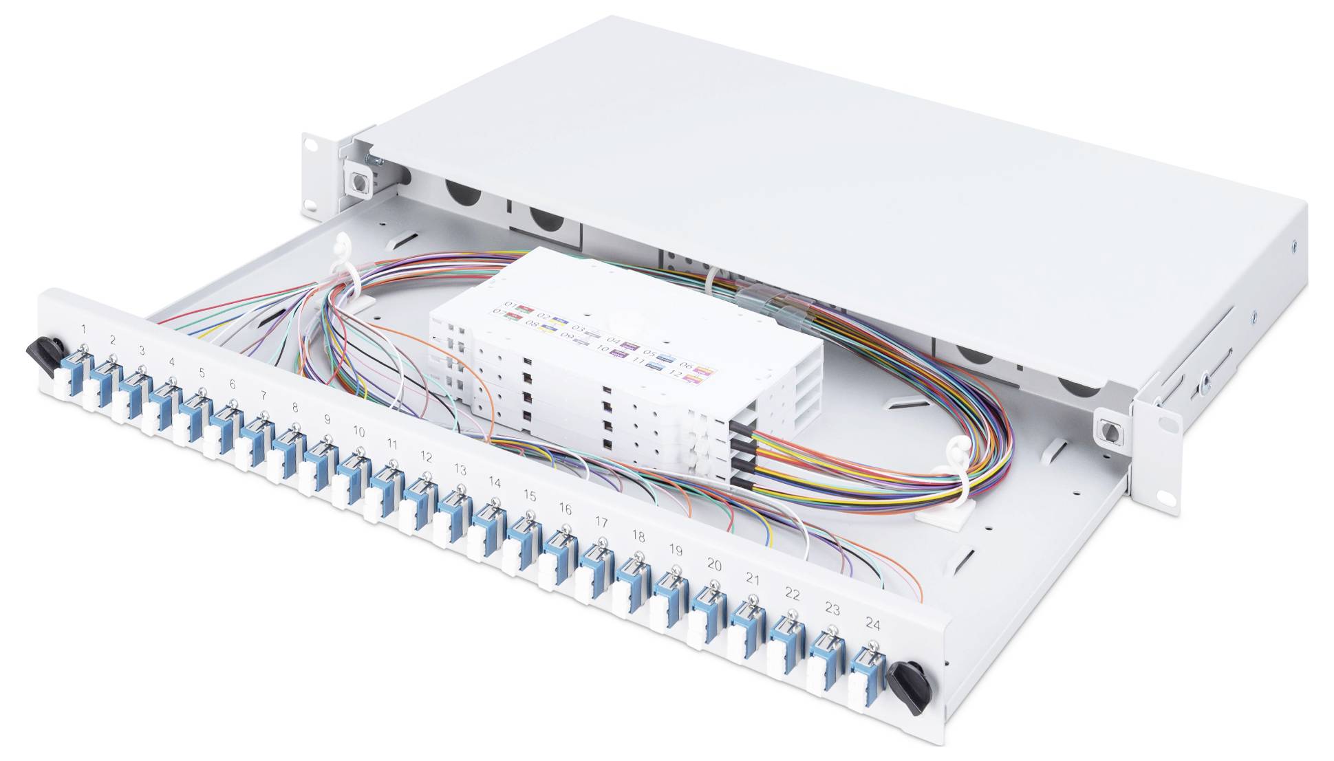 LWL-patchni panel s 24 priključki, odprt in opremljen z barvno označenimi kabli in adapterji za optično povezavo.