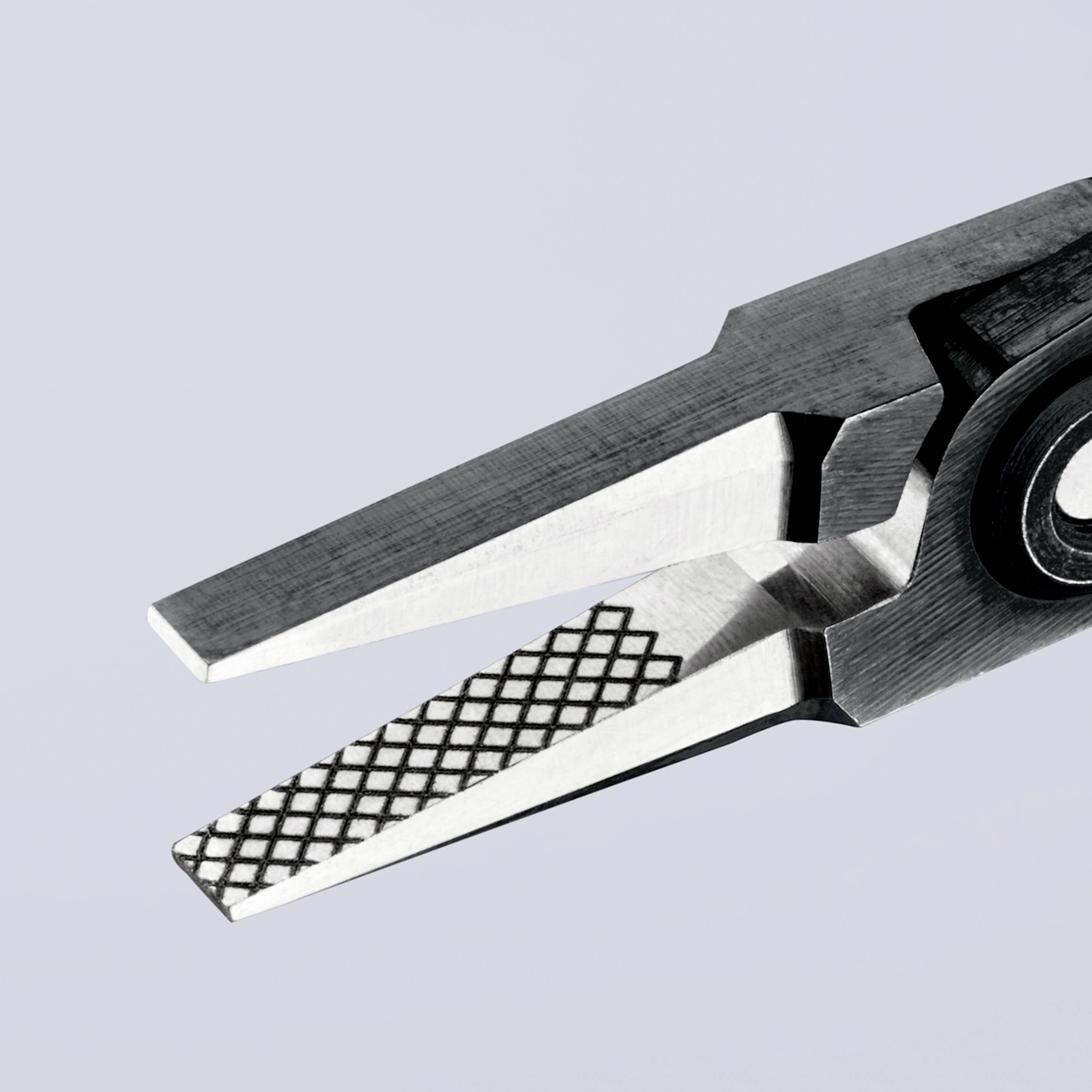 Bližnji posnetek kovinske klešč z rebrasto prijemalno površino. Orodje leži na svetlo sivem ozadju.