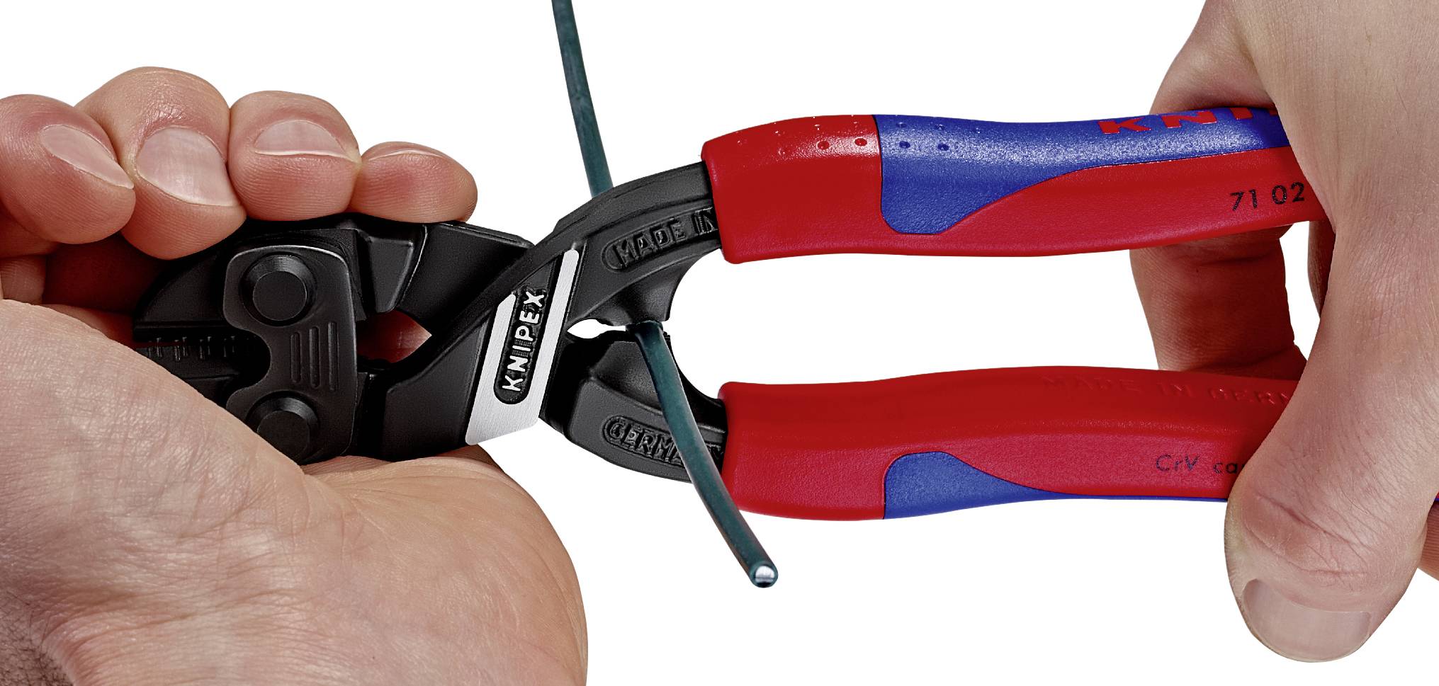 Oseba drži klešče Knipex z obema rokama, da prereže zeleni napeljalni kabel.