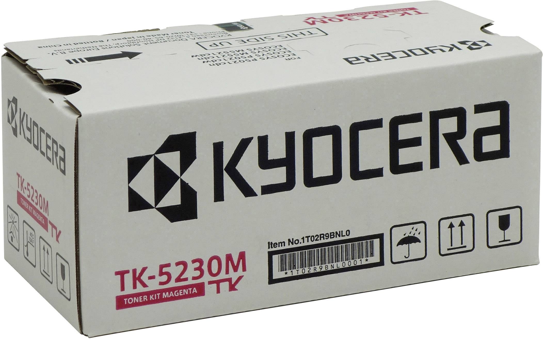 Kyocera tonerski komplet TK-5230M, magenta. Embalaža z blagovno znamko in podatki o izdelku. Primeren za določene modele tiskalnikov.