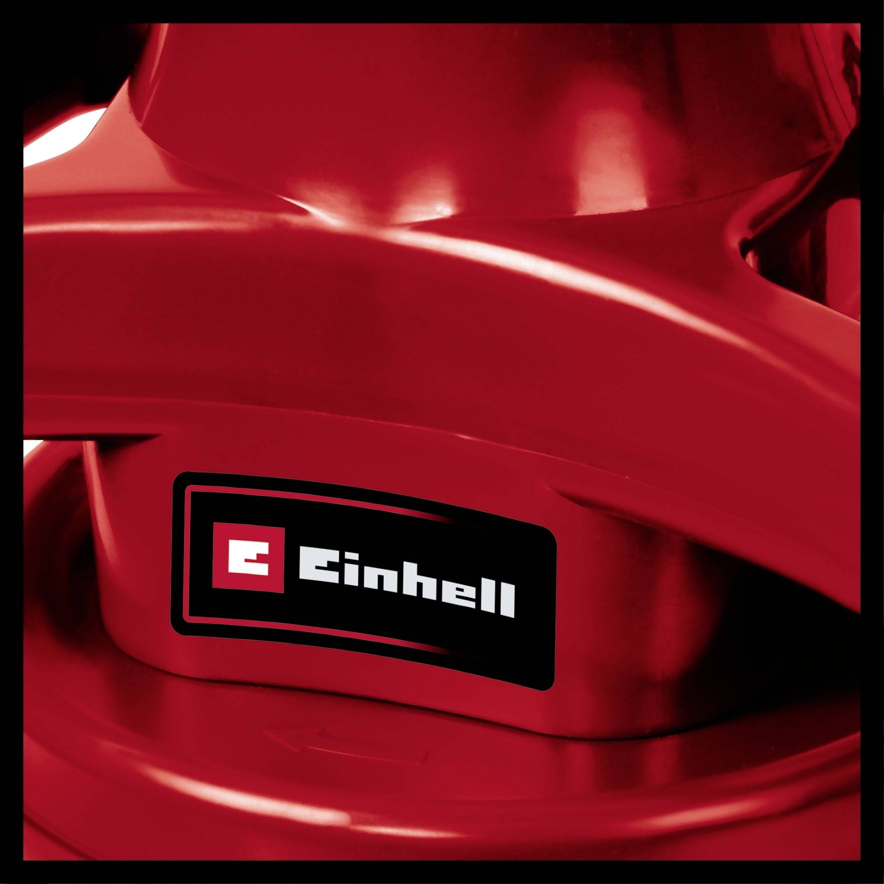 Rdeče električno orodje z logotipom 'Einhell', nameščenim na gladkem, sijoči ohišju.