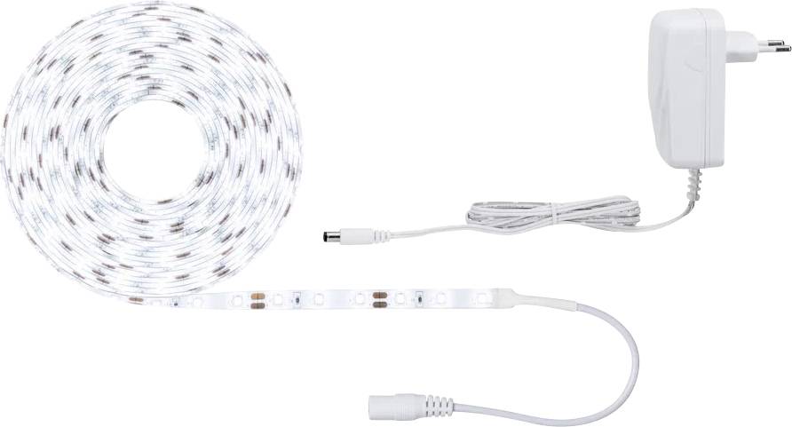 LED svetlobni trak z napajalником. Trak je zvit, z vidnimi LED diodami in priključnim kablom.
