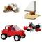 Rdeč LEGO avto z kolesi, več nadomestnih delov zraven; dve mali LEGO zgradbi zgoraj, ena v bež in beli barvi, druga v rjavi in beli barvi.