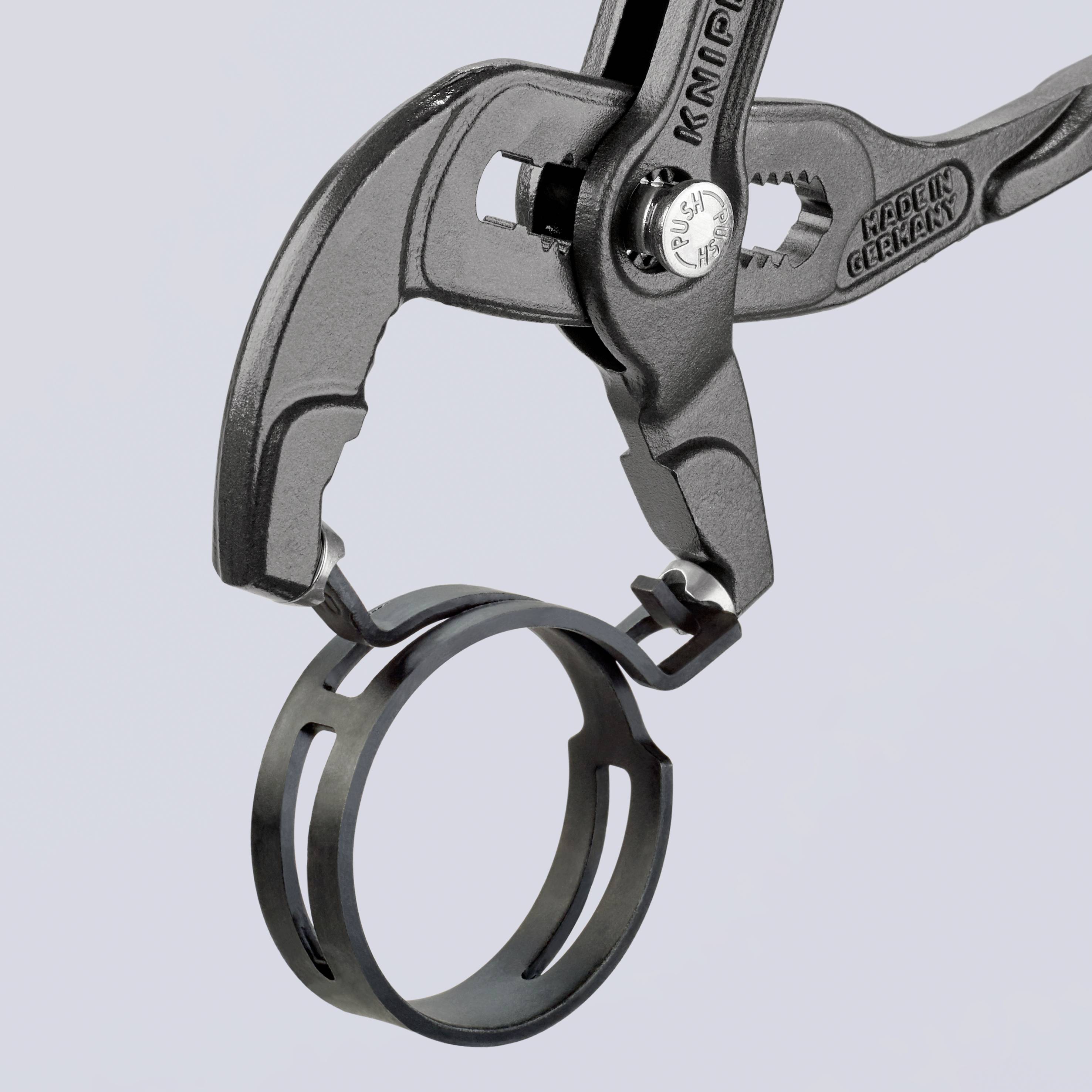 Črna, kompaktna sponka z držalom, ki varno pridrži steklenice ali podobne predmete.