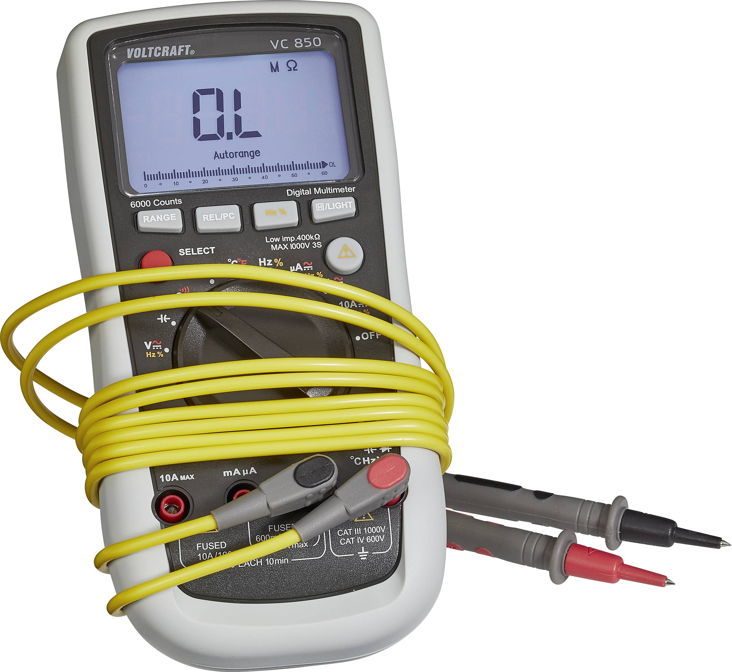 Digitalni multimeter z velikim zaslonom prikazuje '0 L'. Rumene merilne žice so ovite okoli naprave, testni konici pa ležita zraven.