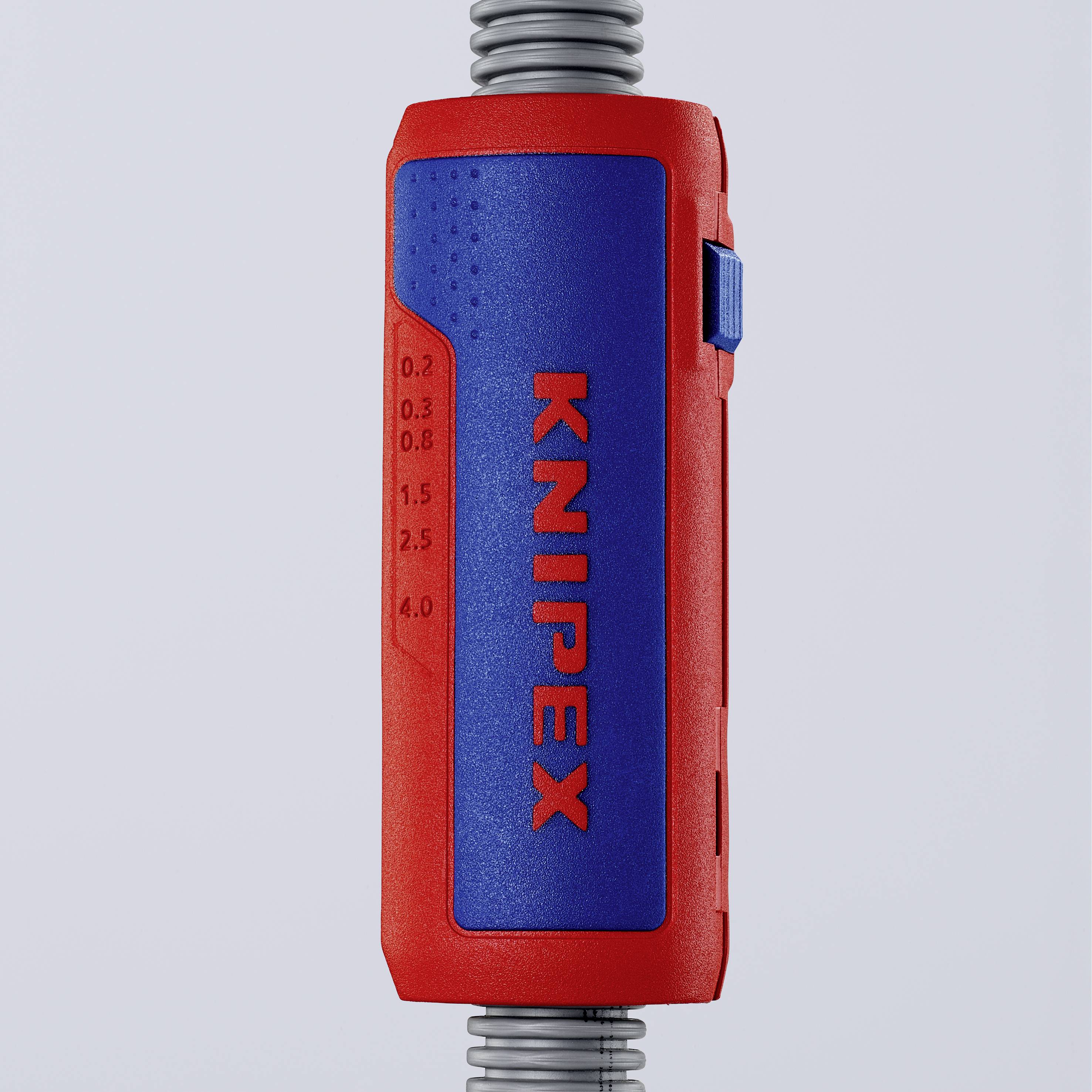 Rdeč KNIPEX-odstrjevalec izolacije za kable, z lestvicami za velikosti žic od 0,2 do 4,0 mm.
