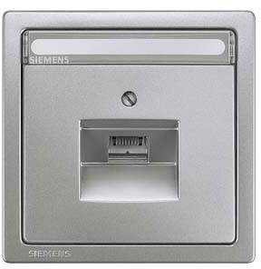 Srebrn Ethernet priključek podjetja Siemens v stenski plošči, primeren za omrežne kabelske povezave v stavbah.