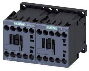Slika dveh črnih Siemensovih kontaktorjev iz serije Sirius, nameščenih drug ob drugem. Imata več priključnih sponk.