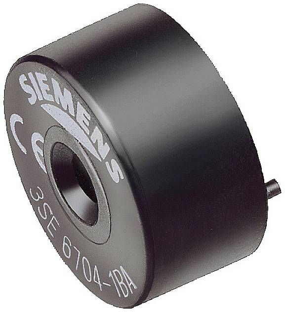 Črn Siemensov magnet z napisom '3SE 6704-1BA', cilindričnih oblik, prikazuje industrijsko označevanje in funkcijo komponente.
