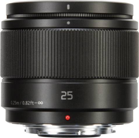 Kamera objektiv s 25-milimetrsko goriščno razdaljo in razdaljo ostrenja od 0,25 m do neskončnosti. Združljiv z micro four thirds fotoaparati.