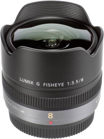 Ribje oko objektiv z napisom 'LUMIX G FISHEYE 1:3.5/8'. Ima veliko, izbočeno stekleno lečo in črno ohišje objektiva.