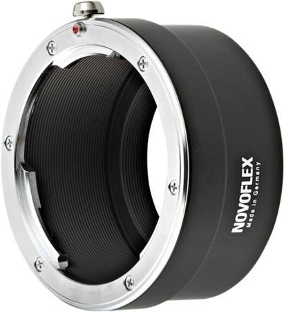 Adapter NOVOFLEX za fotoaparate, črn s srebrnim robom, natisnjen napis "Made in Germany". Okrogla zasnova za objektive.