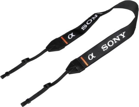 Črn pas za fotoaparat z napisom 'α Sony' na obeh straneh, zasnovan za varno pritrditev fotoaparata.