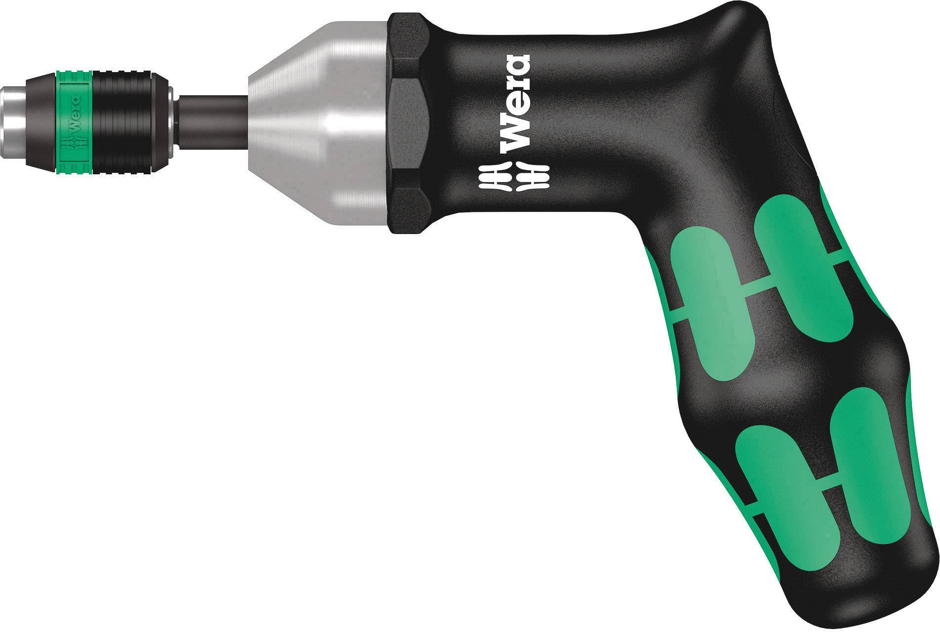 Ergonomski izvijač znamke Wera z zeleno-črnim ročajem in vgrajenim magnetnim nosilcem nastavkov.