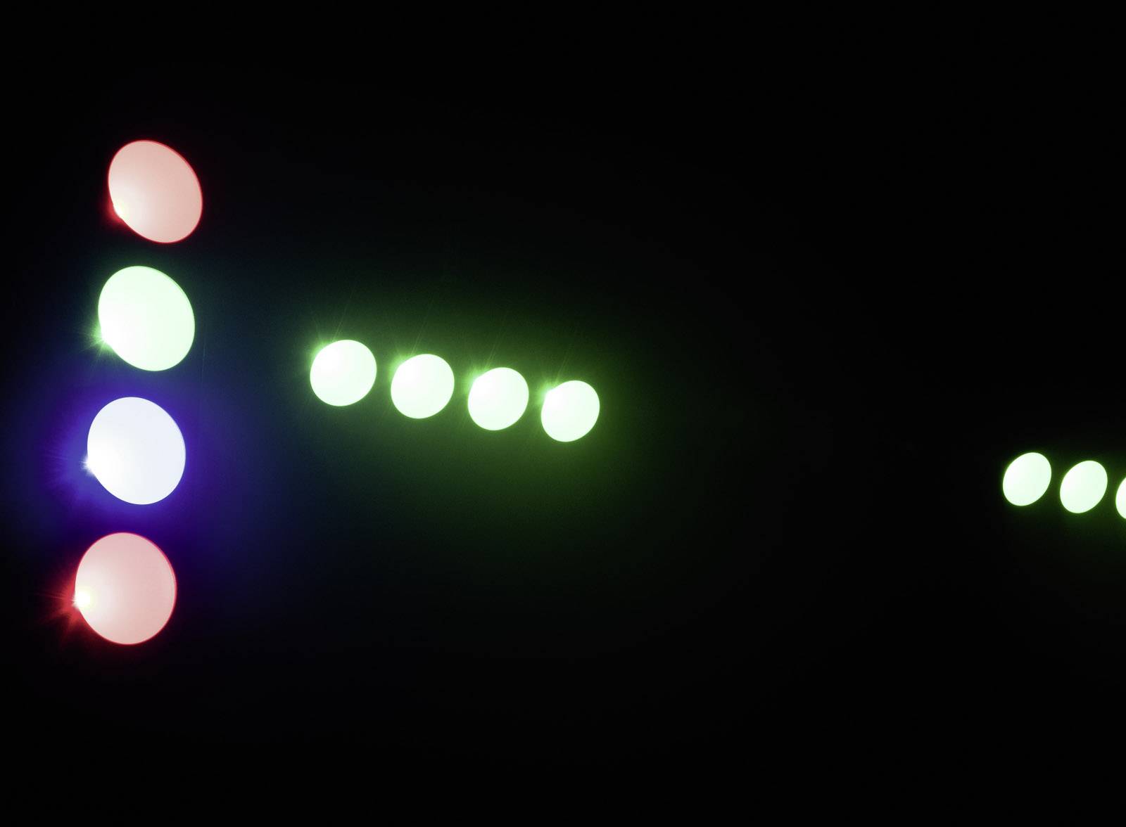 Startni signal s serijo petih rdečih luči, ki se prižgejo, in zeleno puščico, ki kaže desno.