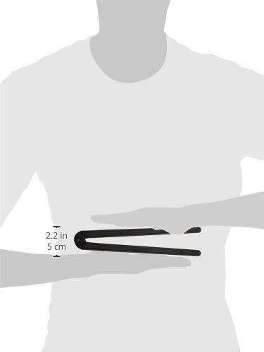 Oseba drži zložljiv stol horizontalno med rokami. Puščica z napisom '2.2 v 5 cm' kaže na širino.