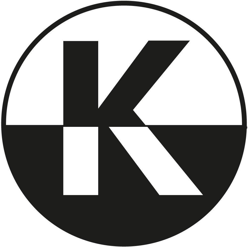 Okrogel logotip s stiliziranim črnim 'K', ki se razteza čez črno in belo ozadje.