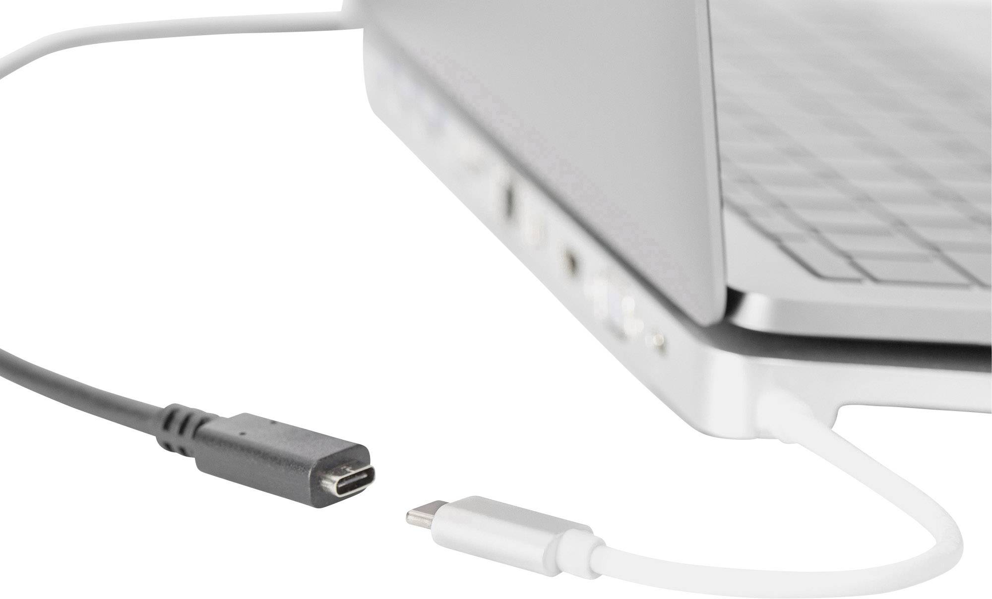 Bližnji posnetek prenosnika z vstavljenim USB-C kablom na levi strani in drugim, nepriključenim USB-C kablom na desni strani.