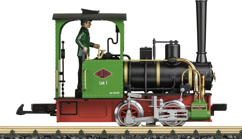 Model lokomotive v merilu 1:22,5 v zeleni in rdeči barvi na tirih, prikazana s strani. Strojevodje stoji v kabini lokomotive.