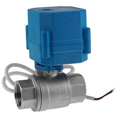 Moder električni motor na srebrnem krogelnem ventilu s priključki za kable. Uporablja se za nadzor tokov tekočin.