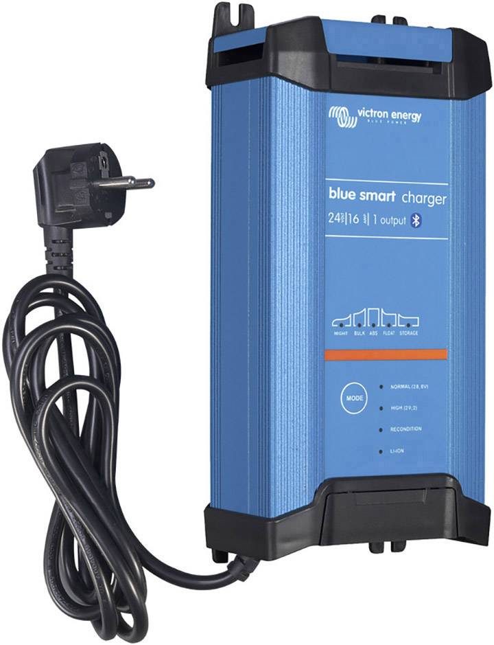 Prenosljiv polnilec v modri barvi s priključkom, model 'Blue Smart Charger' podjetja Victron Energy, prikazan spredaj z upravljalnimi tipkami.
