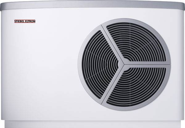 Siva toplotna črpalka z velikim, okroglim ventilatorjem na sredini. Zgoraj levo je nameščen rdeč logotip.
