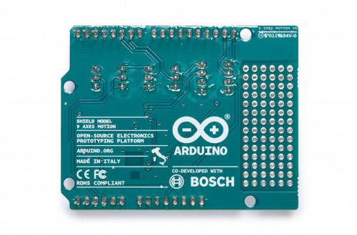 Arduino-plošča z logotipom. Besedilo na plošči: 'Odprto-izvorna elektronska razvojna platforma', 'Razvito v sodelovanju z Boschem'.