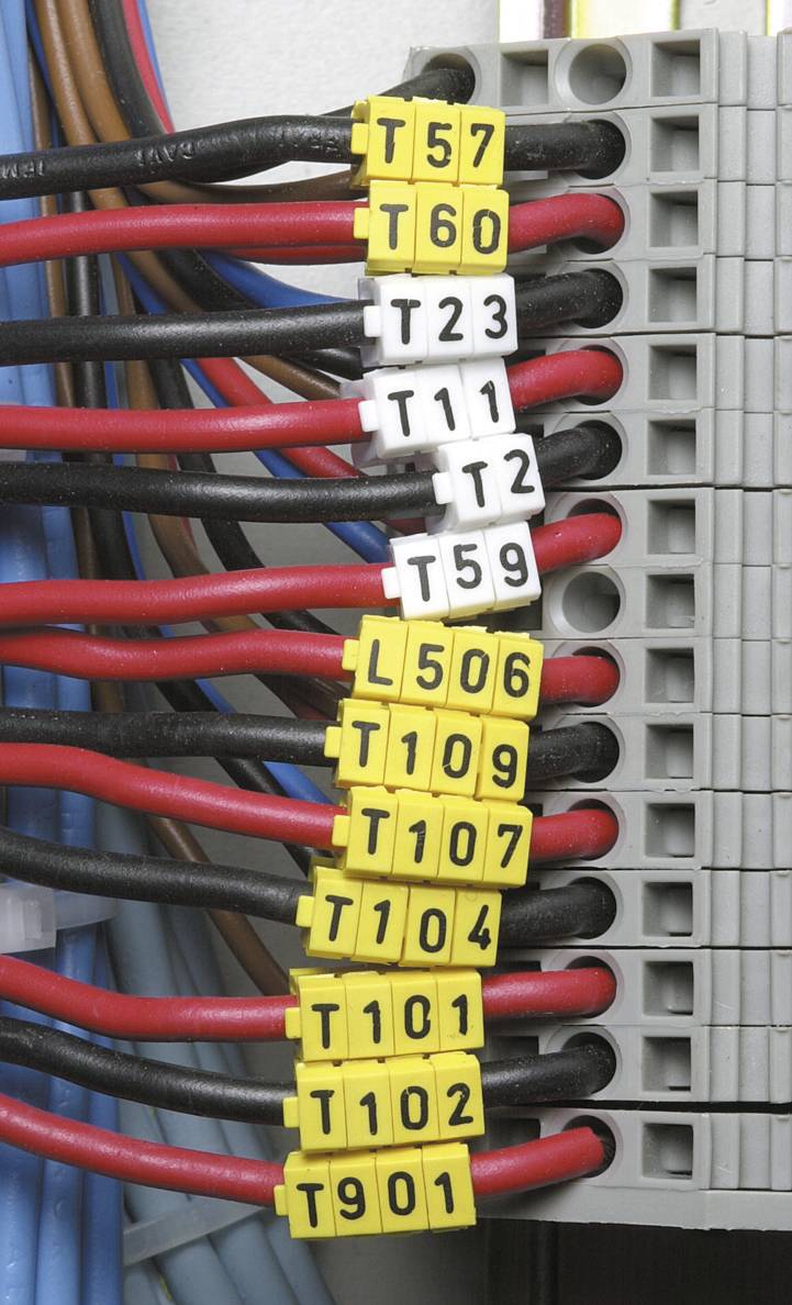 Različni električni kabli v priključni škatli, vsak kabel z rumeno ali belo označenimi oznakami, kot sta 'T57' in 'L506'.