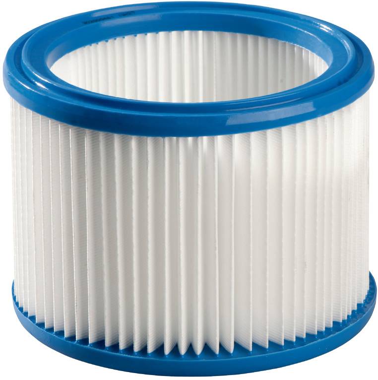 Bel valovit cilindrični zrak filter z modrimi plastičnimi obročami na vrhu in na dnu, prikazan na navadnem ozadju.