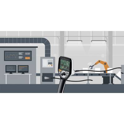Sodoben proizvodni postopek v industrijski hali z napravo, ki jo drži v roki, v ospredju. V ozadju delujejo robotske roke.