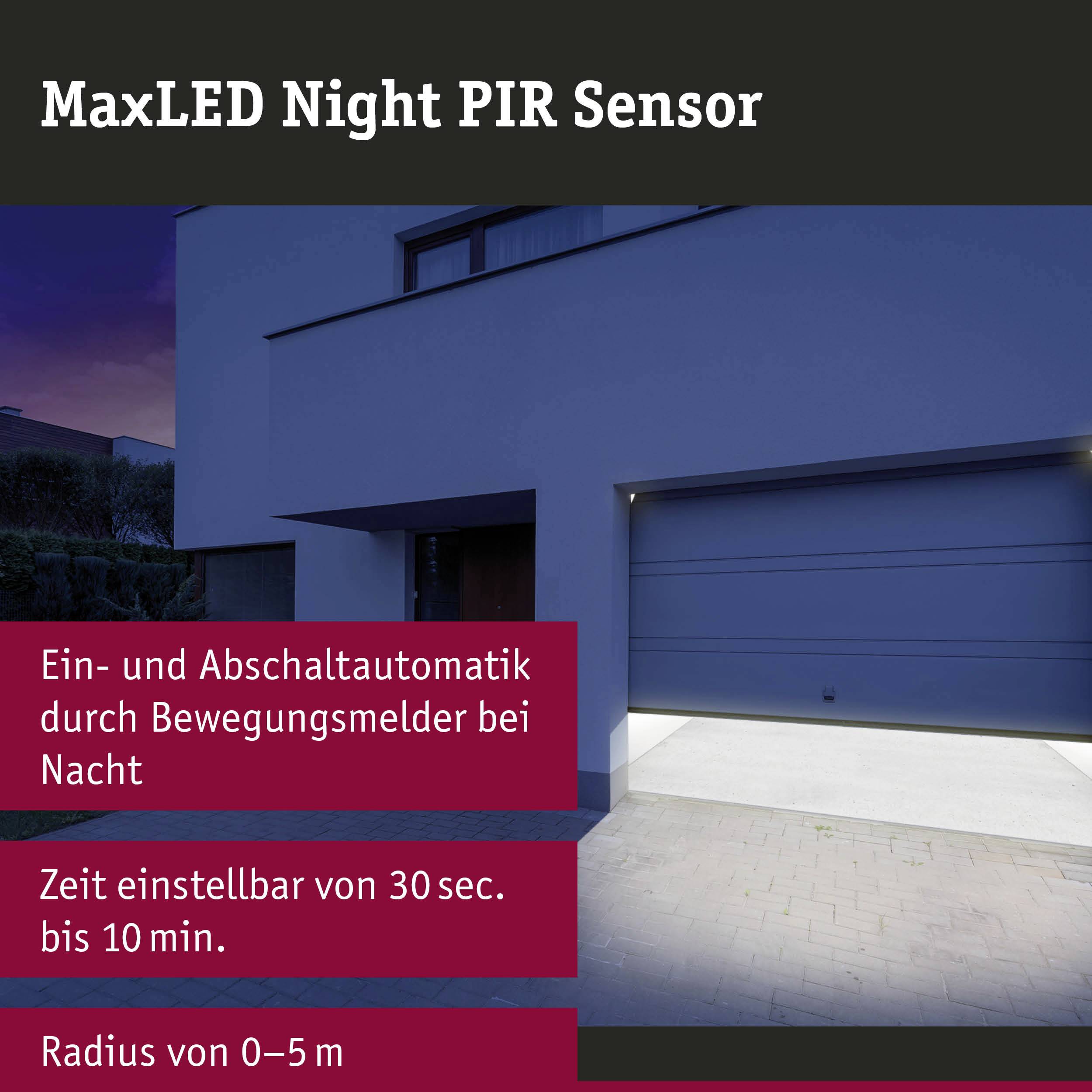 Moderna hiša ponoči z osvetljeno garažo. Besedilo opisuje 'MaxLED Night PIR senzor' in funkcije zaznavanja gibanja.