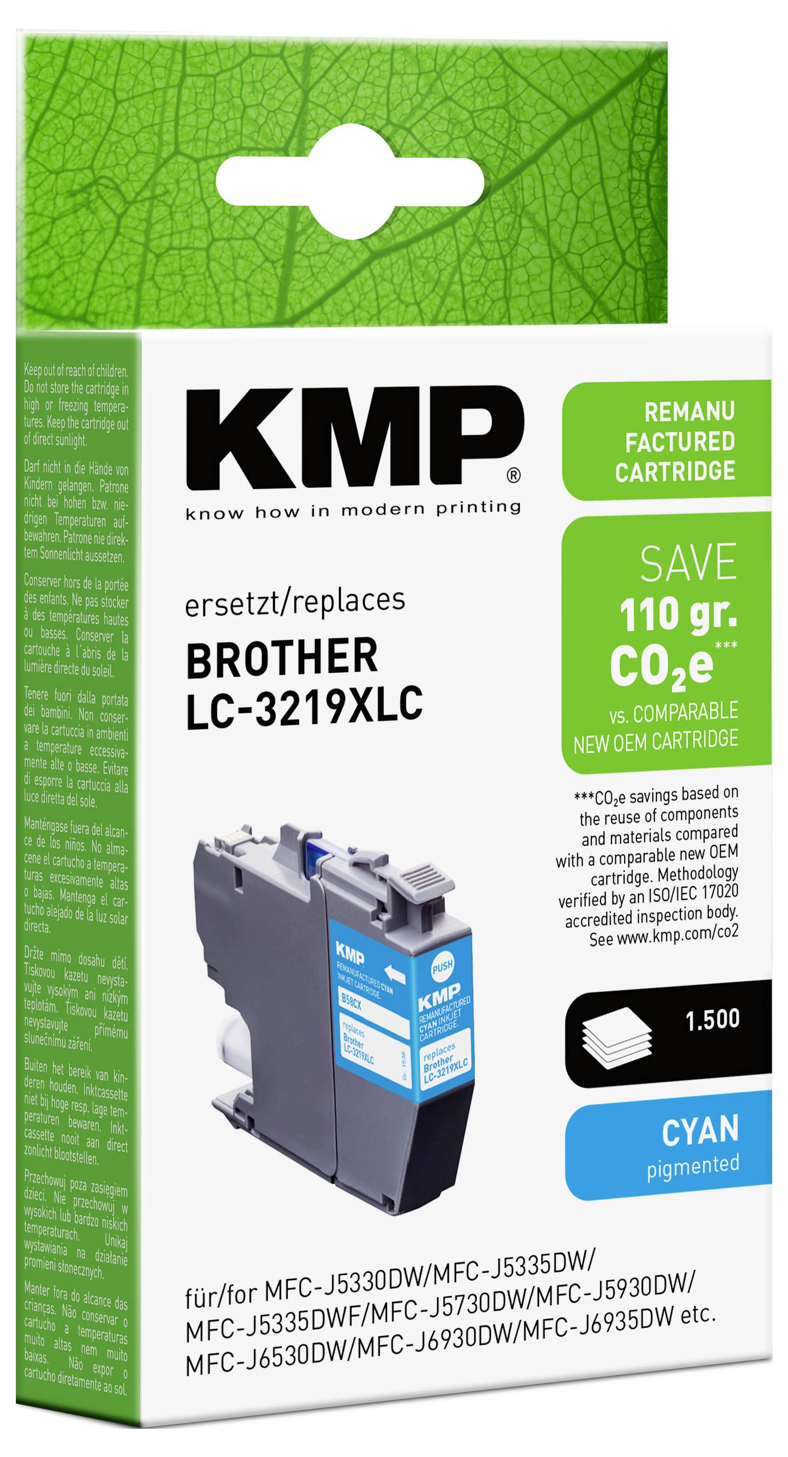 Predal z izdelkom za ponovno proizvedeno cianova tinta kartuško Brother LC-3219XLC podjetja KMP, označeno z "PRIHRANITE 110 g CO2 e-" in "1.500" strani.