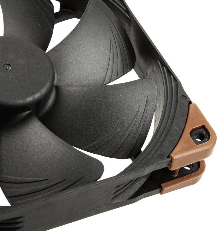 Črn računalniški ventilator s štirimi krili in rjavimi pritrdilnimi koti.