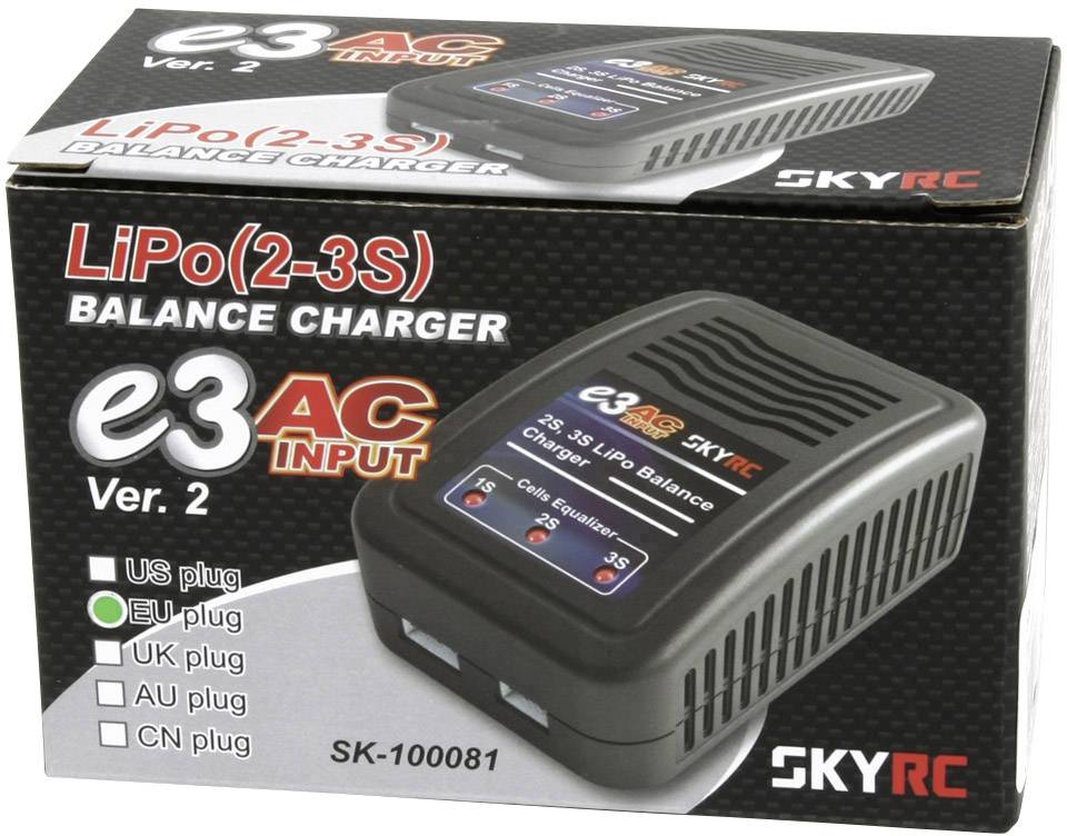 LiPo (2-3S) balansni polnilnik' znamke SKYRC, model E3, različica z napajalnim vhodom AC Ver. 2. Embalaža prikazuje polnilnik in možnosti za različne vtikače.