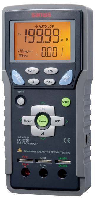 Digitalni LCR merilnik prikazuje odčitek kapacitance 199,99 pF. Zaslon vključuje nastavitve načina in gumbe funkcij spodaj.