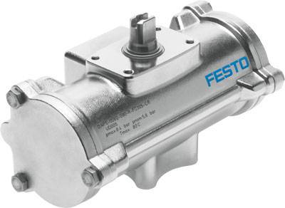 Srebrn pnevmatski pogon z napisom 'FESTO' na strani. Primeren za industrijske aplikacije.
