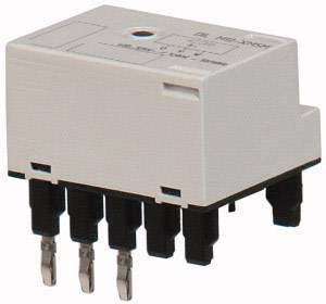Belo elektronsko relejev z šestimi črnimi priključnimi iglicami na spodnji strani. Zgornja stran prikazuje tehnične specifikacije.