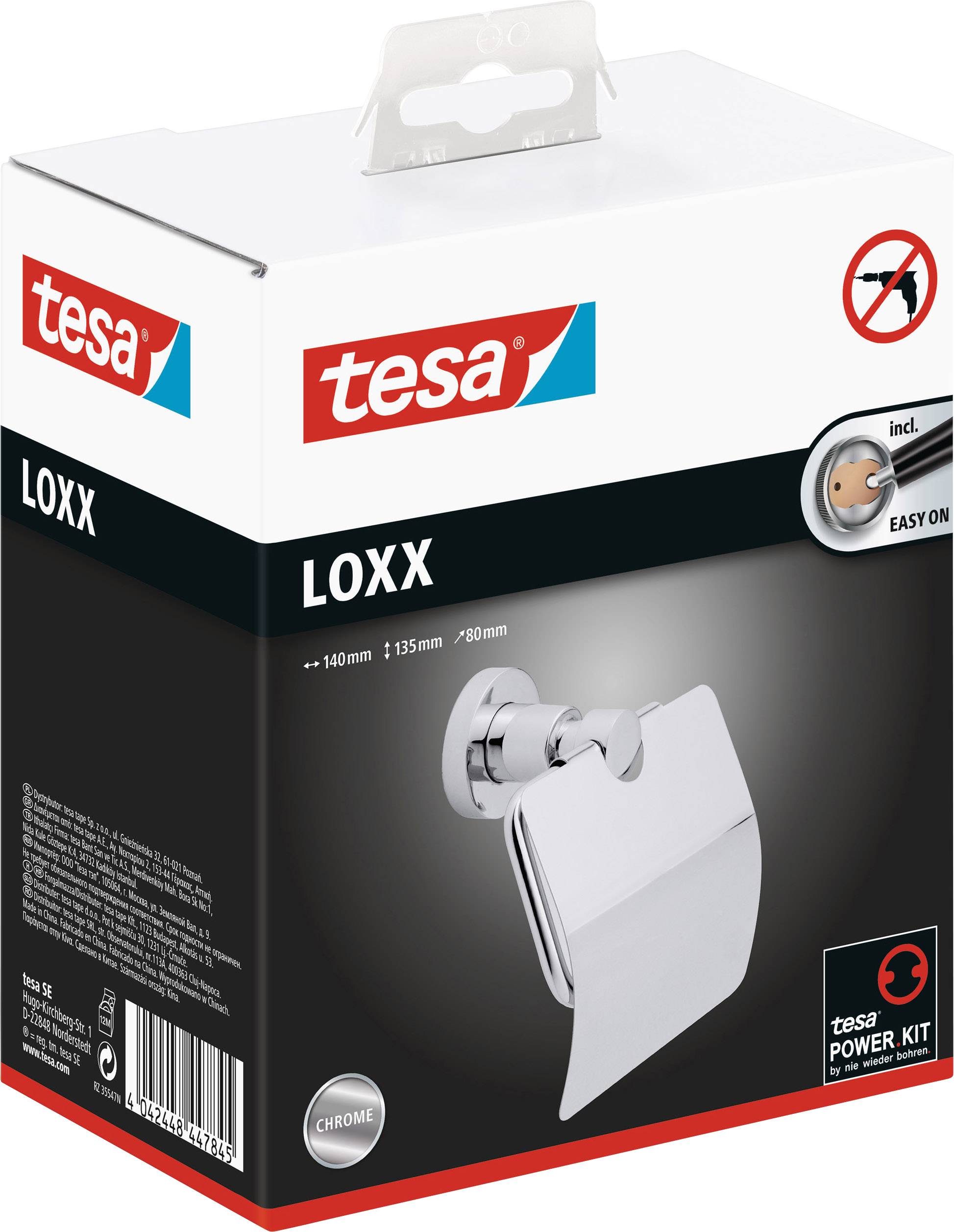 Produktna embalaža 'tesa LOXX' prikazuje kromiran držač toaletnega papirja z zaščitnim pokrovom. Vključuje pritrdilni komplet za montažo brez orodja.