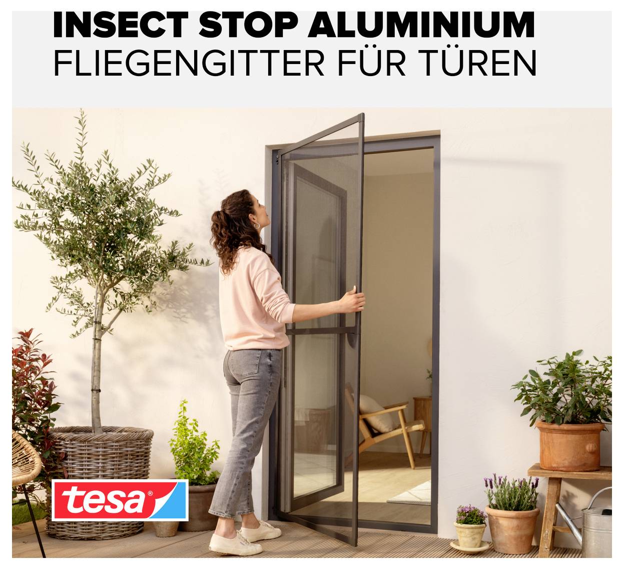 Oglaševalska slika: Ženska odpira vrata z aluminijasto mrežo proti insektom; besedilo »INSECT STOP ALUMINIUM« in »FLIEGENGITTER FÜR TÜREN«, logotip tesa.