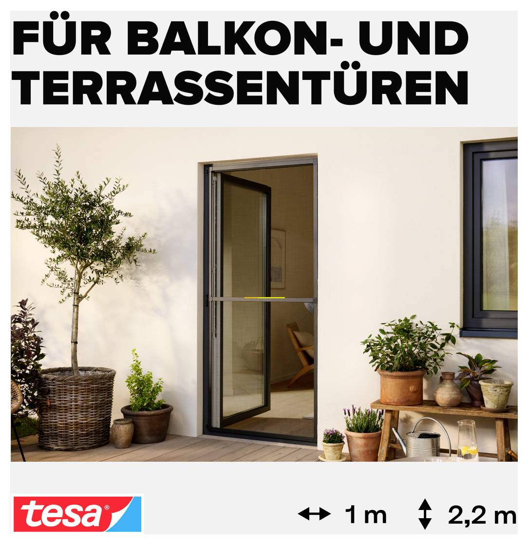 Oglaševalna slika za balkons- in terascna vrata s odprtimi drrsnimi vrati; spodaj tesa-logotip, mere 1 m in 2,2 m.