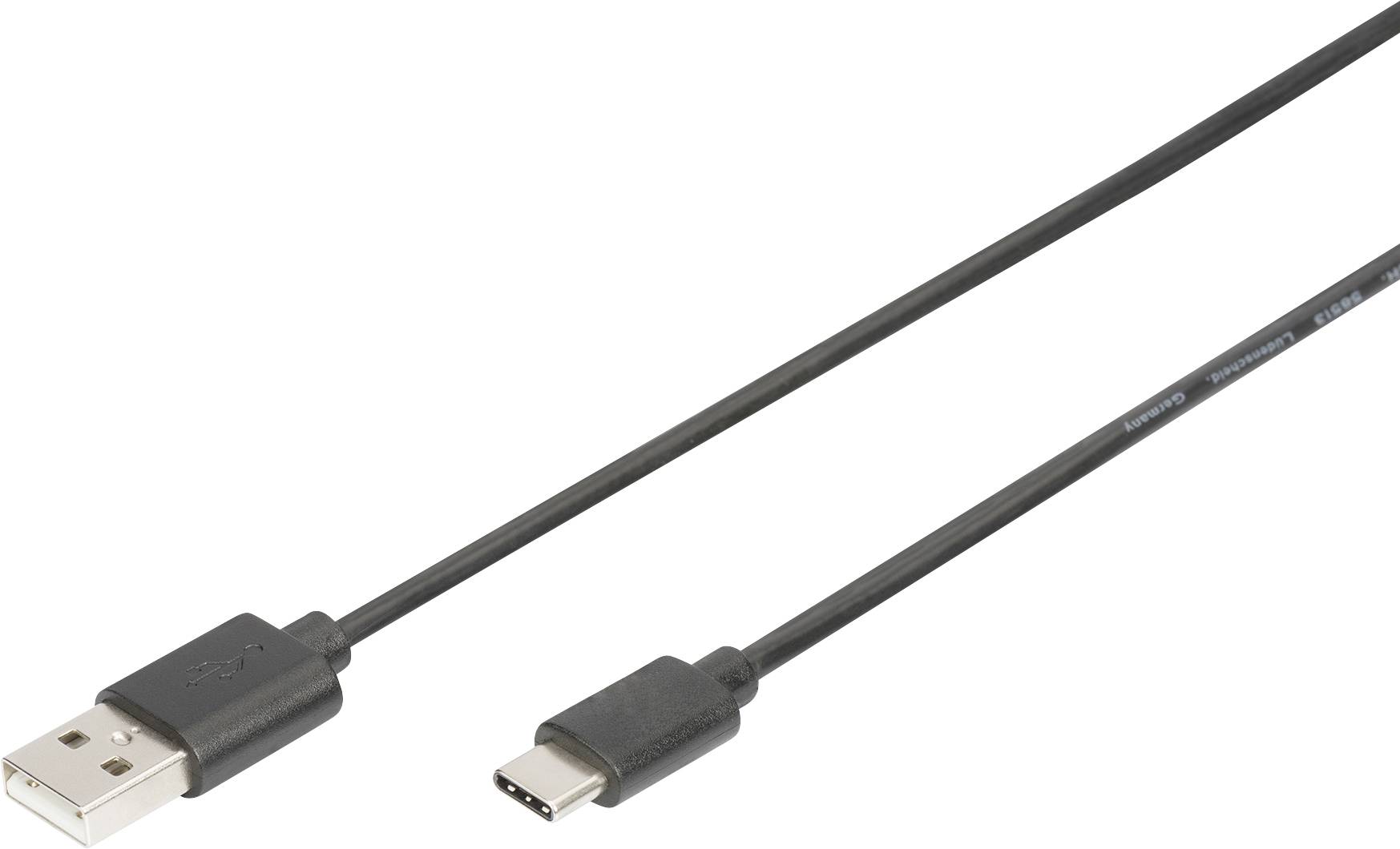 Črn USB kabel z USB-A vtičem na eni strani in USB-C vtičem na drugi strani leži na beli podlagi.