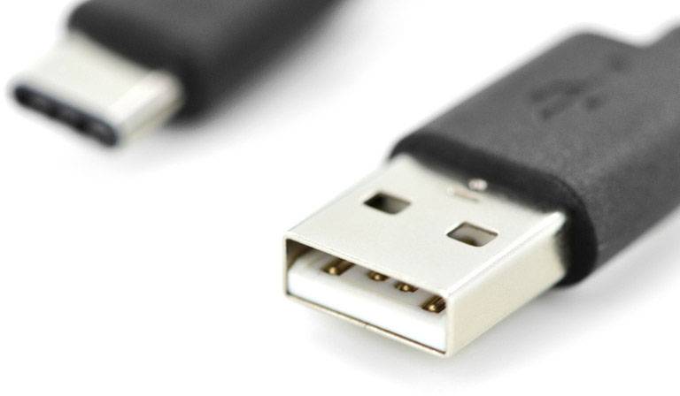 Bližnji posnetek dveh vrst USB kablov: eden z USB-C vtikačem in drugi z USB-A vtikačem, oba v črni ovojnici.