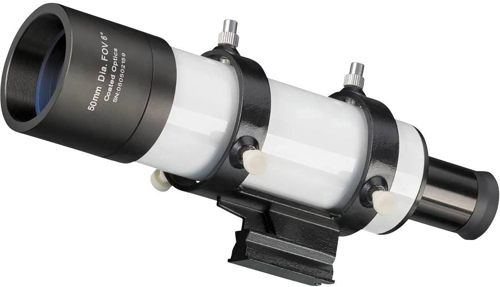 Iskalni daljnogled s premerom 50 mm, črno-bele barve, nameščen na držalu za uporabo s telescopom.
