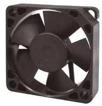 Črn, pravokoten ventilator s petimi rotorskimi lopaticami in kvadratnim okvirjem, pogosto uporabljen za hlajenje v računalnikih.