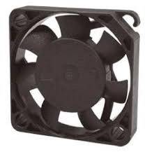 Črn računalniški ventilator kvadratne oblike z več krili za hlajenje elektronskih naprav.