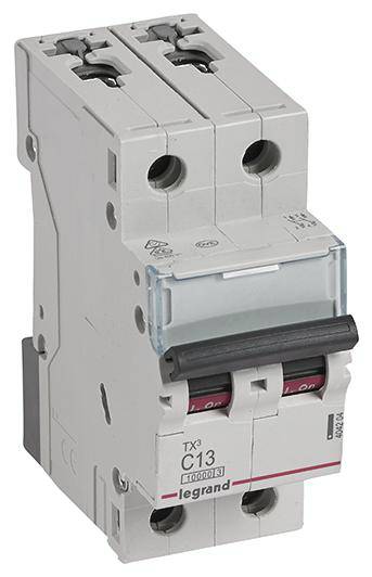 Legrandov dvojni zaščitni odklopnik TX3-C13 z dvema stikaloma in belim ohišjem za električno zaščito.